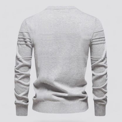 Maglione grigio chiaro in lana, design a coste sulle maniche, stile casual elegante, ideale per l'autunno e l'inverno, moda uomo.