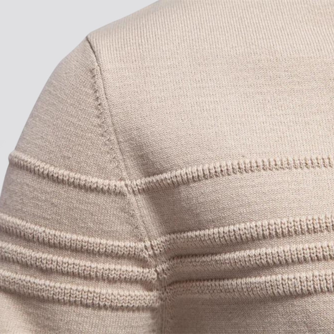 Maglione beige in lana con dettagli a righe orizzontali, texture morbida e lavorazione a maglia fine. Moda autunnale, abbigliamento casual elegante.