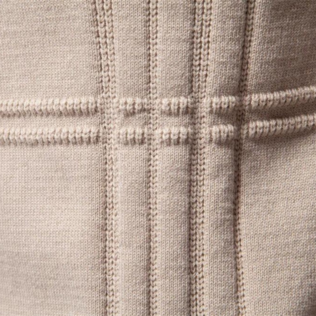 Maglione beige in lana con motivo a righe verticali e orizzontali, texture morbida e calda, ideale per moda autunno inverno.