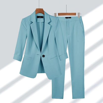 Completo elegante da donna azzurro, giacca e pantaloni coordinati, moda femminile, abbigliamento formale, stile moderno, abito sartoriale.