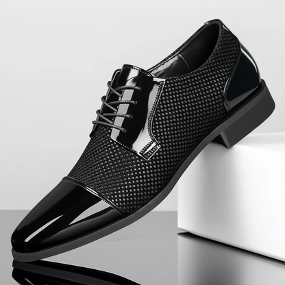 Scarpa elegante da uomo in pelle nera lucida con dettagli a trama, design moderno, ideale per abbigliamento formale e cerimonie.