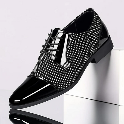 Scarpa elegante da uomo in pelle nera lucida con dettagli a pois bianchi, design moderno, ideale per eventi formali e moda maschile.