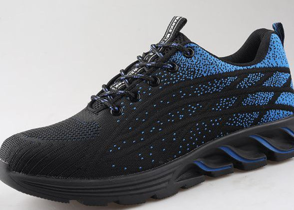 Scarpa sportiva nera e blu con suola ammortizzata, design traspirante e lacci resistenti. Ideale per corsa e attività outdoor.