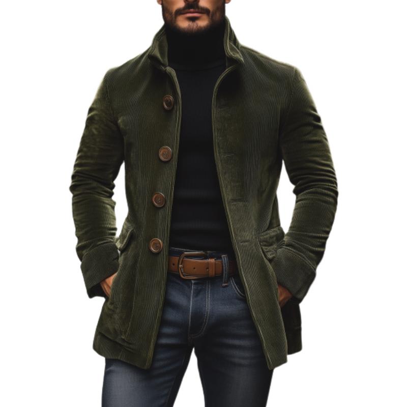 Giacca uomo in velluto verde oliva, stile casual elegante, con bottoni marroni, indossata su dolcevita nero e jeans. Moda autunnale maschile.