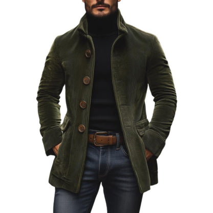 Giacca uomo in velluto verde oliva, stile casual elegante, con bottoni marroni, indossata su dolcevita nero e jeans. Moda autunnale maschile.
