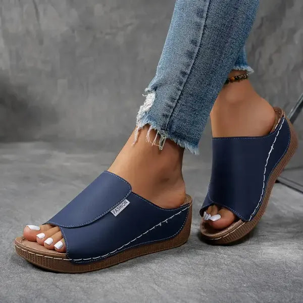 Jeans strappati e sandali blu con zeppa in legno, design casual estivo, moda donna, calzature comode, stile moderno.
