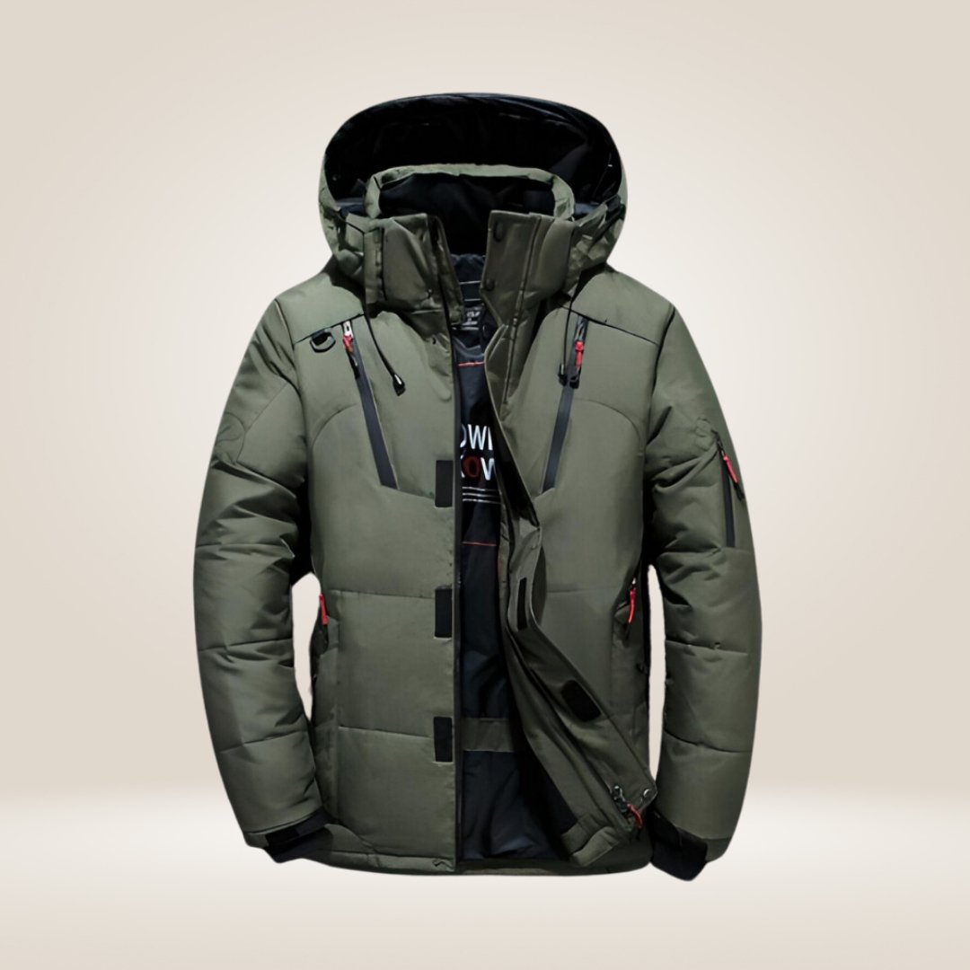 Giacca invernale verde oliva con cappuccio, zip frontale e tasche multiple. Design moderno, ideale per climi freddi. Abbigliamento outdoor uomo.