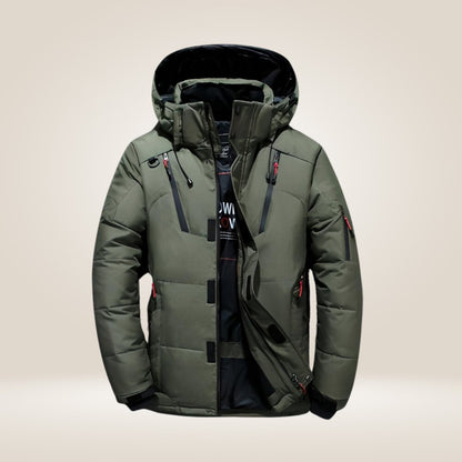 Giacca invernale verde oliva con cappuccio, zip frontale e tasche multiple. Design moderno, ideale per climi freddi. Abbigliamento outdoor uomo.
