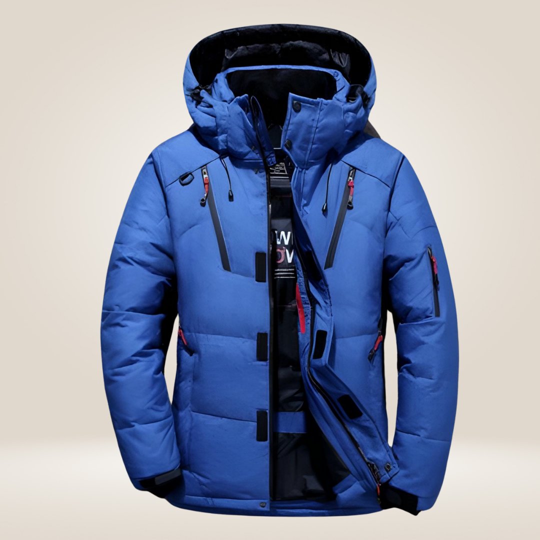 Giacca invernale blu con cappuccio, zip multiple e dettagli neri. Design moderno e funzionale, ideale per attività all'aperto e sport invernali.