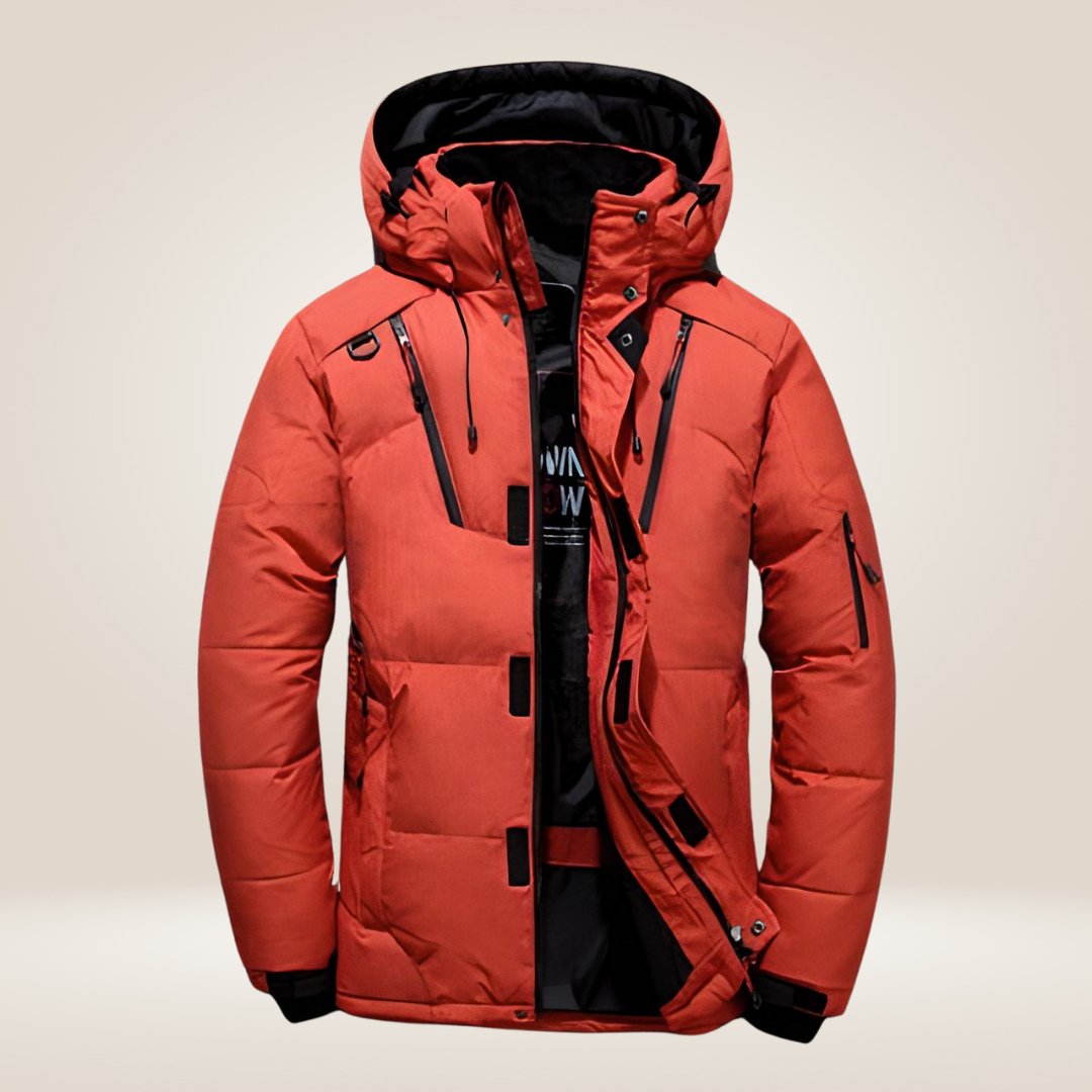 Giacca invernale da uomo rossa con cappuccio, imbottitura calda, cerniere multiple e design moderno. Ideale per sport invernali e tempo freddo.