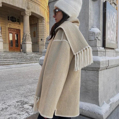 Cappotto Lungo Invernale da Donna con Sciarpa Integrata e Chiusura a Bottoni