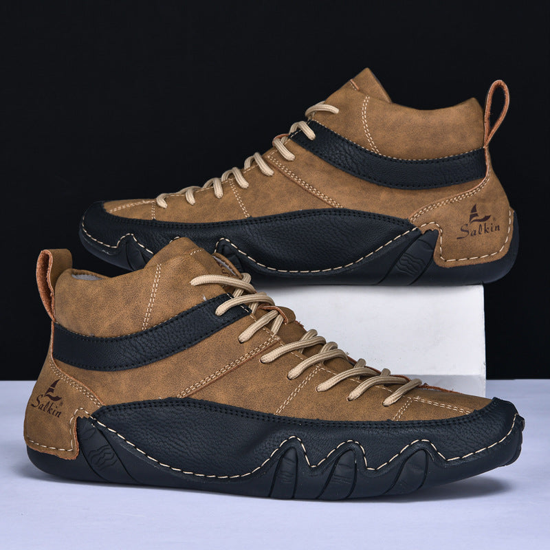 Scarpe da trekking marroni e nere, design moderno con suola robusta, lacci beige, ideali per escursioni e attività outdoor. Marca visibile sul lato.