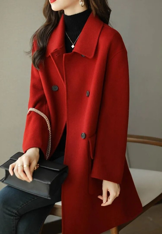 Cappotto doppiopetto medio lungo con tasche funzionali ideale per l’inverno