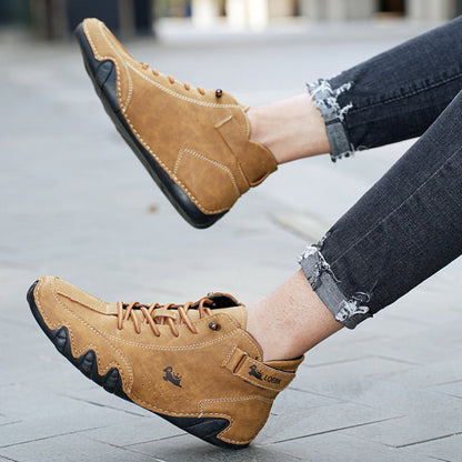 Scarpe da uomo in pelle marrone, design casual con suola nera antiscivolo, indossate con jeans strappati. Stile moderno e confortevole.