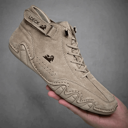 Scarpa da uomo in pelle scamosciata beige, design sportivo con suola antiscivolo, marchio LDECK visibile. Calzatura casual e confortevole.