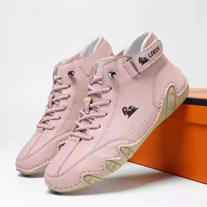 Scarpe da ginnastica alte rosa su scatola arancione, design moderno con lacci e chiusura a strappo, suola beige. Scarpe sportive eleganti e alla moda.