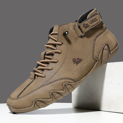 Scarpa da uomo in pelle marrone, design casual con lacci e chiusura a strappo, suola antiscivolo. Ideale per moda urbana e comfort quotidiano.