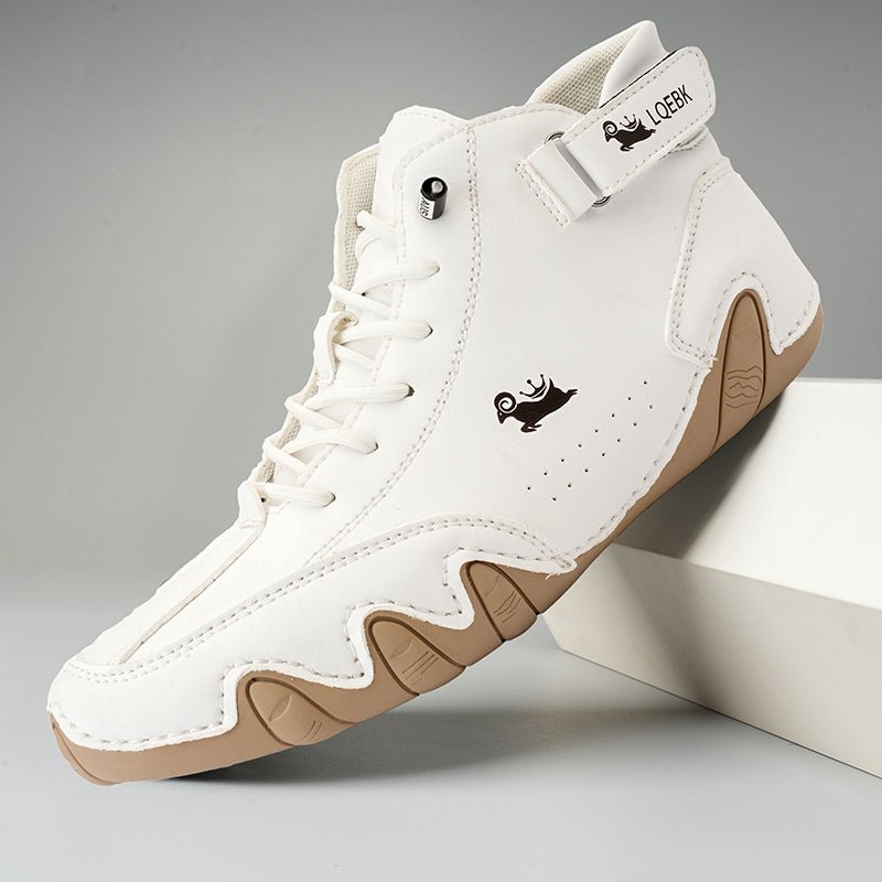 Scarpa da basket bianca con suola in gomma beige, design moderno, logo nero, chiusura a strappo. Calzatura sportiva unisex, stile casual.