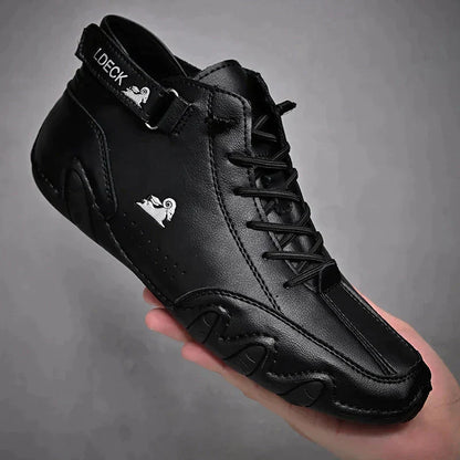 Scarpa sportiva nera in pelle con logo bianco, design moderno e lacci, suola antiscivolo. Ideale per attività sportive e casual.