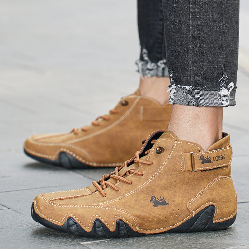 Scarpe da uomo in pelle marrone, design casual, suola antiscivolo, indossate con jeans strappati. Calzature comode per passeggiate urbane.