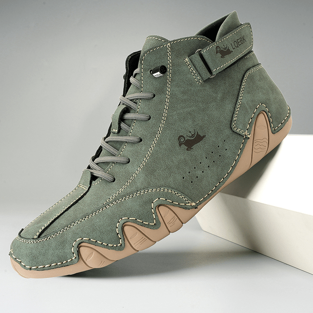 Scarpa da uomo verde in pelle scamosciata con suola in gomma beige, design moderno e cuciture a vista, ideale per moda casual e comfort quotidiano.
