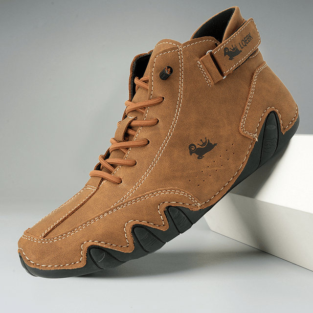 Scarpa da trekking marrone in pelle, design moderno con suola antiscivolo nera, cuciture a vista, ideale per escursioni e attività outdoor.