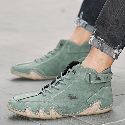 Scarpe da ginnastica verdi da uomo, design moderno con suola beige, indossate con jeans strappati. Scarpe casual alla moda, comode e versatili.