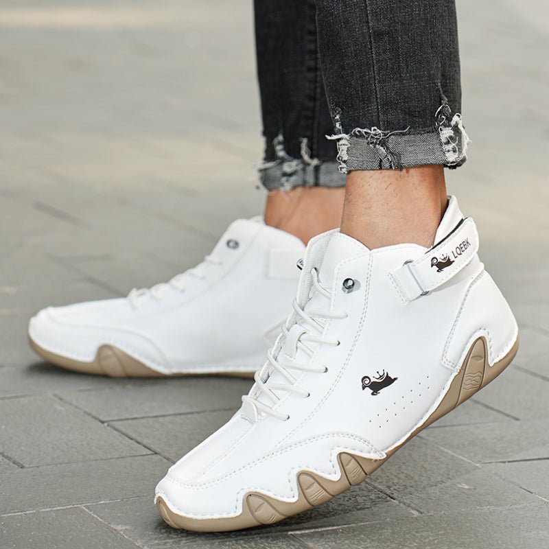 Scarpe da ginnastica bianche da uomo, design moderno, suola antiscivolo, indossate con jeans strappati. Ideali per moda casual e comfort quotidiano.