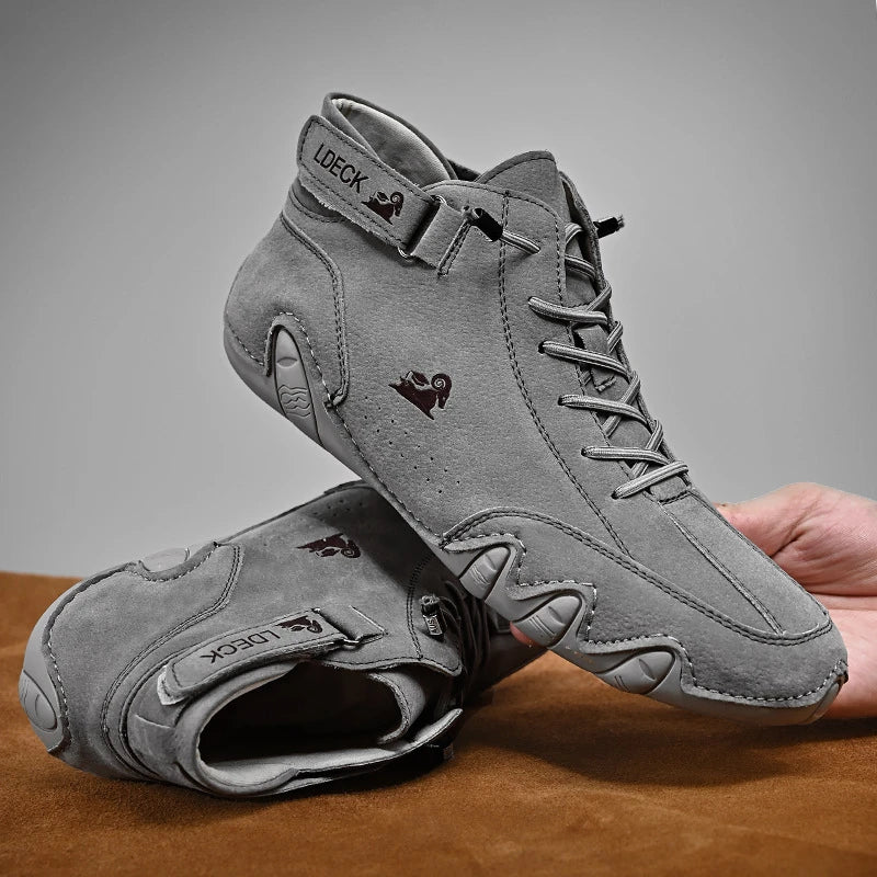 Scarpe da ginnastica grigie in pelle scamosciata, design moderno, suola antiscivolo, lacci, logo LDECK, moda uomo, calzature casual eleganti.