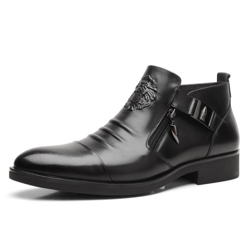 Stivaletto uomo in pelle nera con cerniera laterale, decorazione a rilievo di leone, suola robusta. Scarpe eleganti, moda maschile, calzature di lusso.