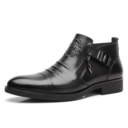 Stivaletto uomo in pelle nera con cerniera laterale, decorazione a rilievo di leone, suola robusta. Scarpe eleganti, moda maschile, calzature di lusso.