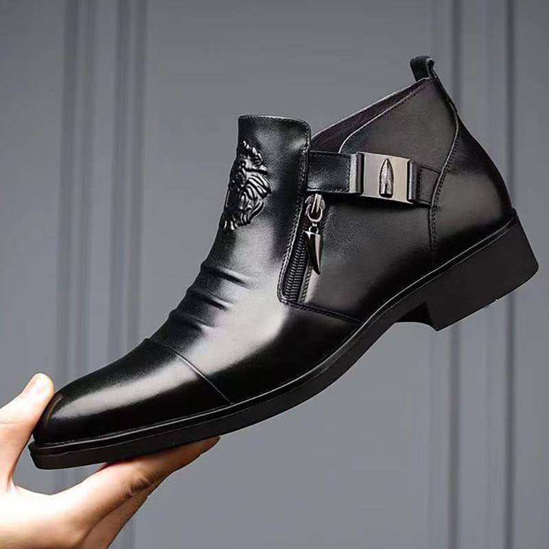 Scarpa elegante da uomo in pelle nera con cerniera e fibbia, decorata con un rilievo a forma di leone. Design moderno e sofisticato.