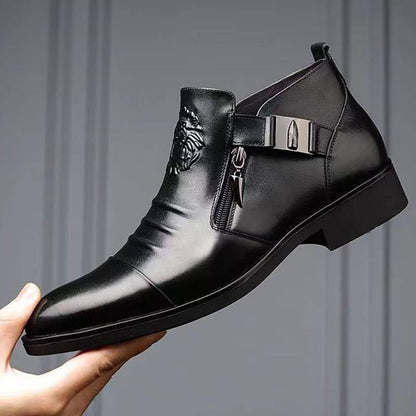 Scarpa elegante da uomo in pelle nera con cerniera e fibbia, decorata con un rilievo a forma di leone. Design moderno e sofisticato.