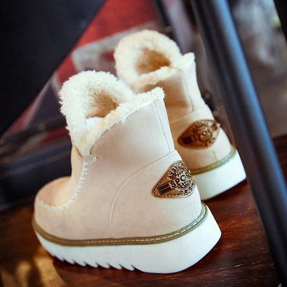 Stivali invernali beige con fodera in pelliccia sintetica, suola spessa antiscivolo, dettaglio logo laterale, moda calzature donna.