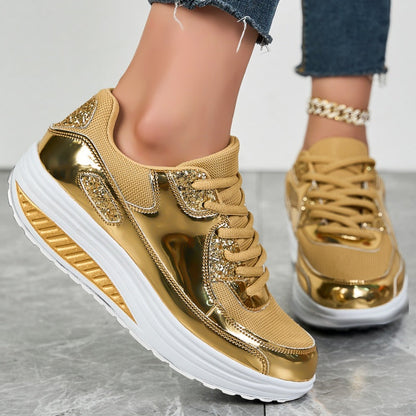 Scarpe da ginnastica dorate con suola bianca, dettagli glitterati e design moderno, indossate con jeans. Scarpe moda donna, stile casual chic.