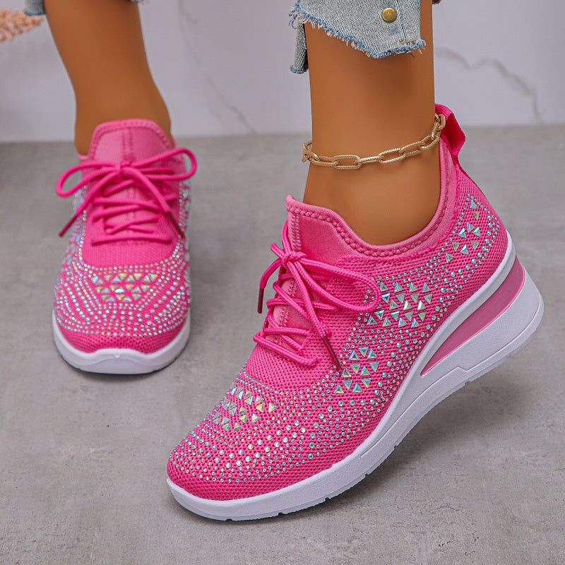 Scarpe da ginnastica rosa con dettagli brillanti, suola bianca e design moderno. Perfette per moda casual e sportiva. Scarpe trendy e comode.