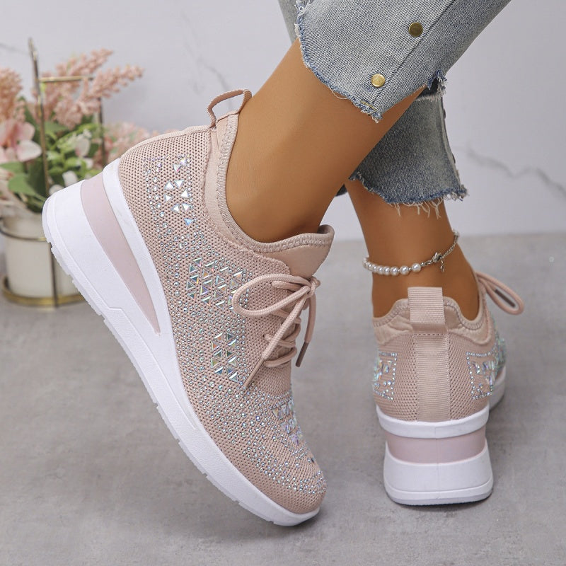Scarpe da ginnastica rosa con zeppa, dettagli brillanti, indossate con jeans strappati. Moda casual donna, calzature trendy, comfort e stile.
