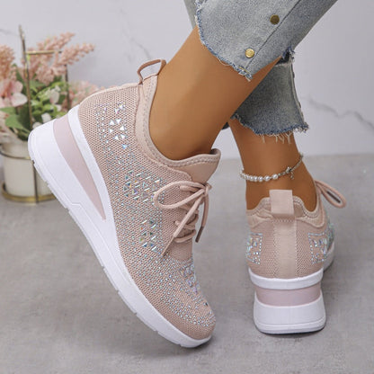 Scarpe da ginnastica rosa con zeppa, dettagli brillanti, indossate con jeans strappati. Moda casual donna, calzature trendy, comfort e stile.