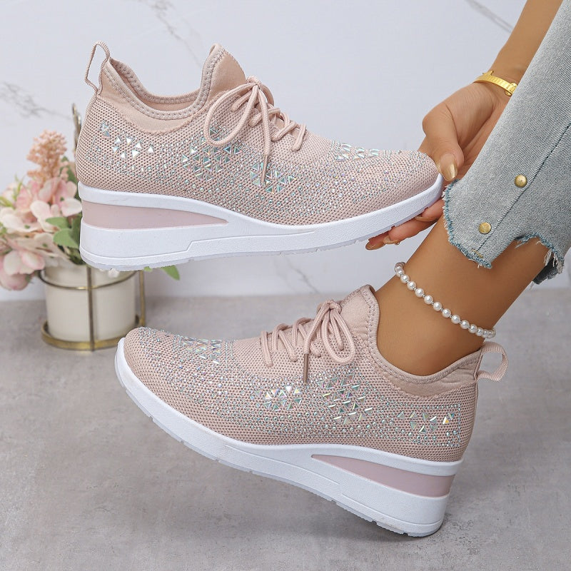 Scarpe da ginnastica rosa con dettagli brillanti, suola bianca, indossate con jeans strappati. Moda casual donna, calzature trendy.