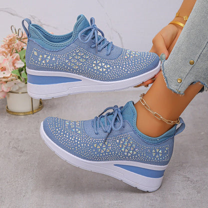Scarpe da ginnastica blu in maglia traspirante, suola bianca, indossate con jeans. Design moderno e confortevole, perfette per attività sportive.