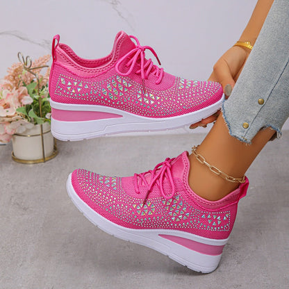 Scarpe da ginnastica rosa con dettagli geometrici, suola bianca, indossate con jeans chiari. Scarpe sportive moda donna, stile casual.