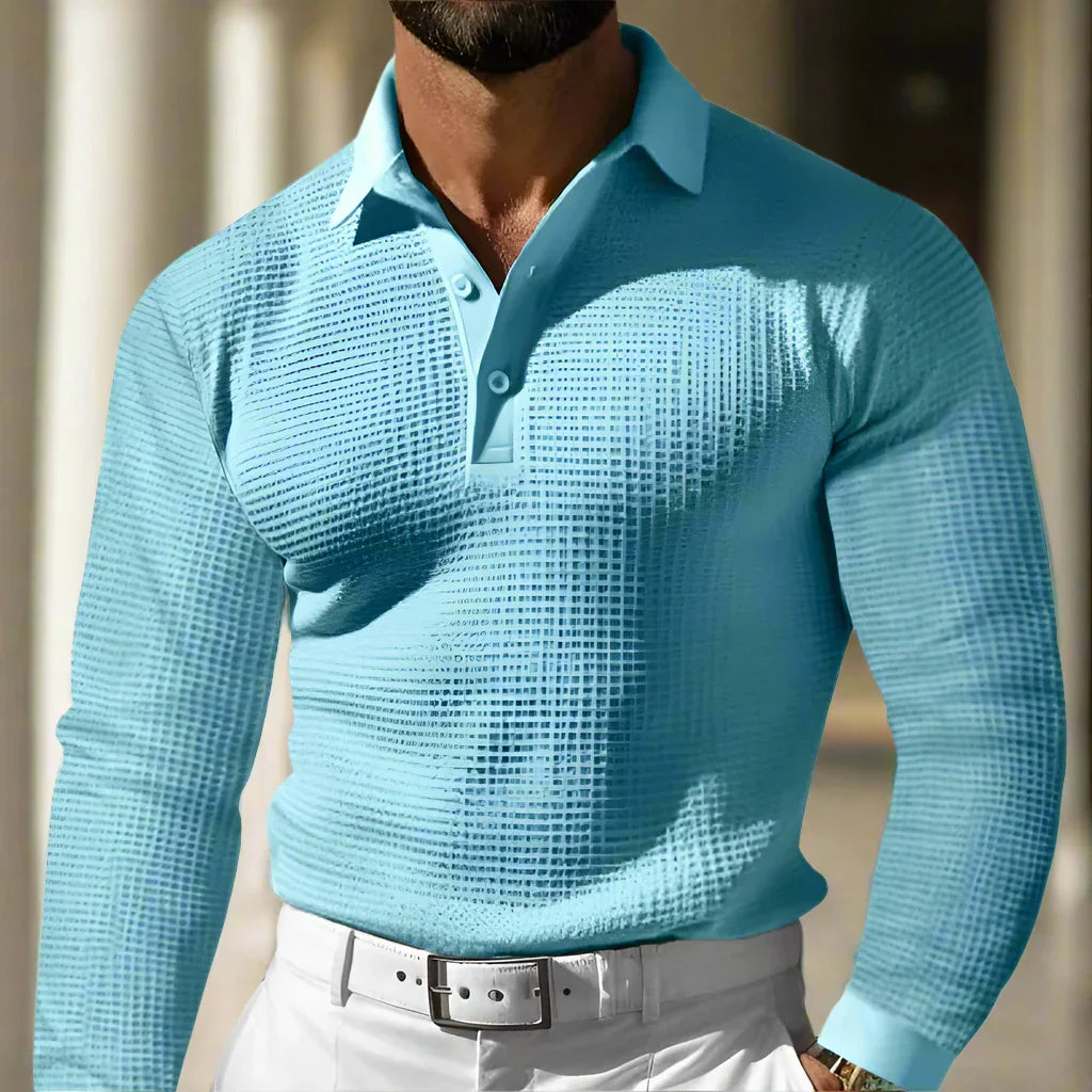 Camicia polo azzurra a maniche lunghe, tessuto a trama, indossata da uomo muscoloso. Stile elegante, moda maschile, abbigliamento casual.