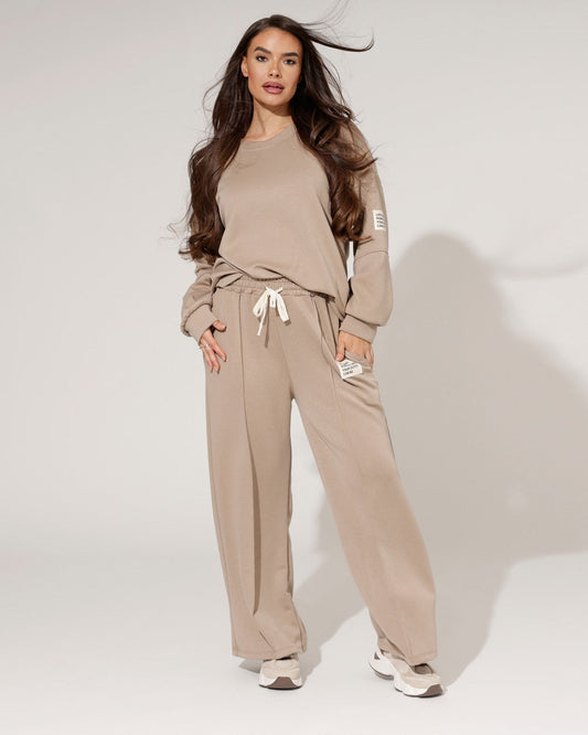 Komplet loungewear til kvinder med bred sweater og bukser med vide ben
