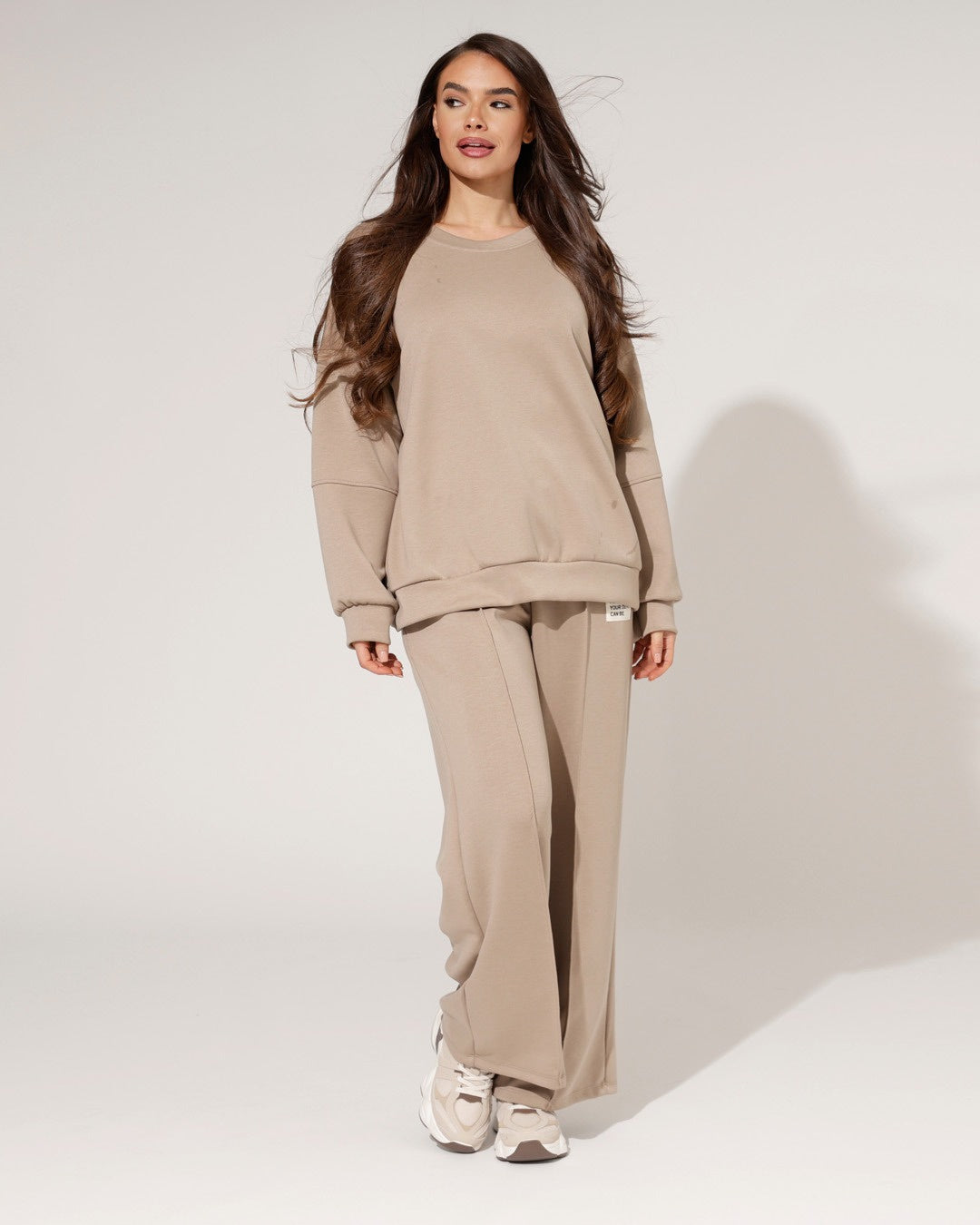 Komplet loungewear til kvinder med bred sweater og bukser med vide ben