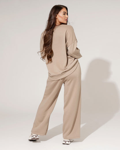 Komplet loungewear til kvinder med bred sweater og bukser med vide ben