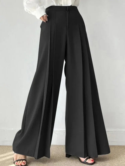 Pantaloni palazzo neri eleganti, tessuto fluido, vita alta, abbinati a camicia bianca. Moda donna, abbigliamento formale, stile sofisticato.
