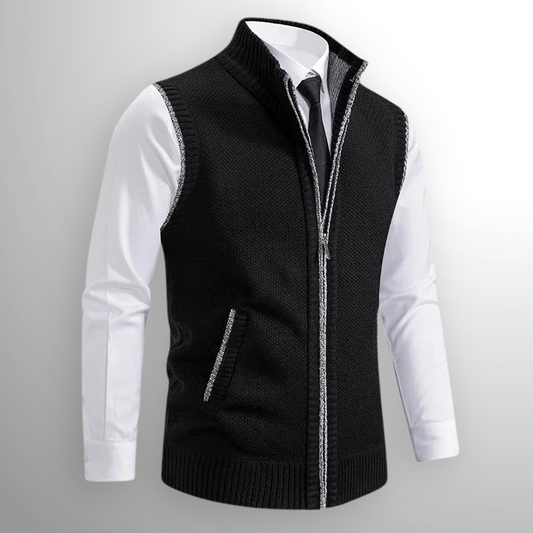Gilet nero elegante con zip, indossato sopra camicia bianca e cravatta nera. Moda uomo, abbigliamento formale, stile moderno.