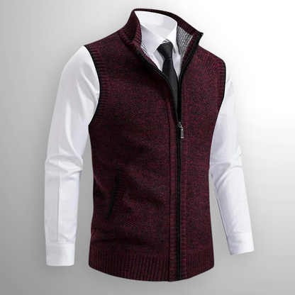 Gilet uomo elegante bordeaux con zip, abbinato a camicia bianca e cravatta nera. Moda maschile, abbigliamento formale, stile autunnale.