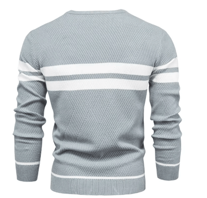 Maglione uomo grigio chiaro con righe bianche, design a maglia intrecciata, maniche lunghe, stile casual elegante, moda autunno inverno.