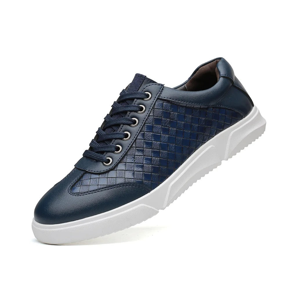 Scarpa da ginnastica blu scuro intrecciata, suola bianca, design elegante e moderno, perfetta per moda casual e comfort quotidiano.